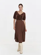 Bluzki damskie - Brązowa velvetowa bluzka z krótkim rękawem - miniaturka - grafika 1