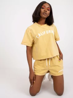 Komplety damskie - Komplet letni ciemny żółty casual t-shirt i szorty dekolt okrągły rękaw krótki nogawka szeroka długość krótka print (nadruk) - grafika 1