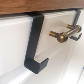 Akcesoria kominkowe - Haczyk wieszak zawieszany na drzwi 2 szt - miniaturka - grafika 1