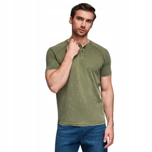 Męski t-shirt z efektem sprania i guzikami - oliwkowy V4 OM-TSWT-0150 r M - Koszulki męskie Męski t-shirt z efektem sprania i guzikami - oliwkowy V4 OM-TSWT-0150 r M - Koszulki męskie - miniaturka - grafika 1