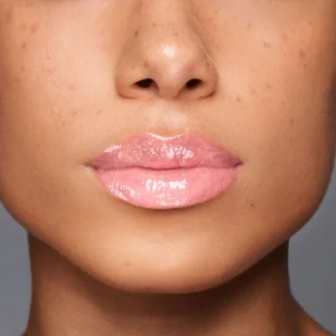 Shiseido Shimmer GelGloss połyskujący błyszczyk do ust o dzłałaniu nawilżającym odcień 05 Sango Peach 9 ml - Błyszczyki do ust - miniaturka - grafika 6