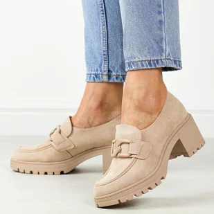 J. Beżowe zamszowe mokasyny damskie na obcasie z łańcuchem Vinceza 109 - Mokasyny damskie - miniaturka - grafika 1