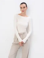 Swetry damskie - Mohito - Sweter basic - kremowy - miniaturka - grafika 1
