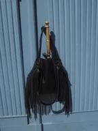 Torebki damskie - Czarna skórzana torba z długimi frędzlami - miniaturka - grafika 1