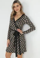 Sukienki - Beżowo-Czarna Sukienka Kopertowa w Geometryczny Wzór Chlasee - miniaturka - grafika 1