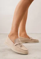 Mokasyny damskie - Ciemnobeżowe Mokasyny z Imitacji Zamszu z Ozdobnym Przeszyciem i Zawieszką Veleyra - miniaturka - grafika 1