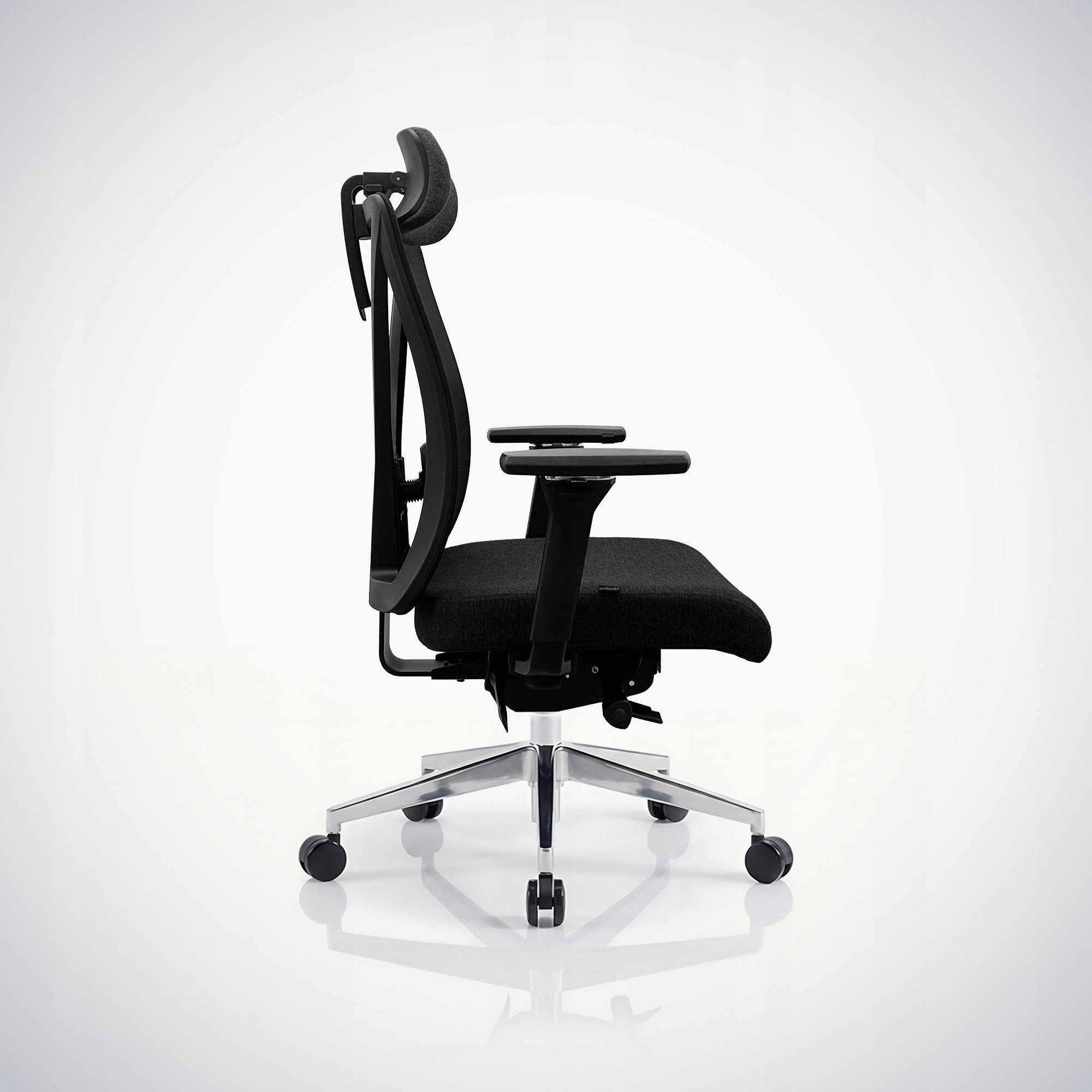 JAN NOWAK Fotel biurowy ergonomiczny czarny z siatką VECTOR