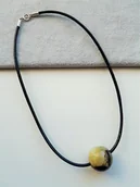 Naszyjniki - Naszyjnik bursztyn duo kulka 2 kolory 30mm rzemyk - miniaturka - grafika 1