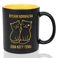 Kubki - Kubek Czarny Wnętrze Żółte BYŁAM NORMALNA DWA KOTY TEMU Mix Wielu Wzorów - miniaturka - grafika 1