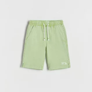 Spodnie i spodenki dla chłopców - Reserved - Szorty z nadrukiem - Zielony - grafika 1