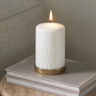 Świece - Świeca Biała RM Monogram Pillar Candle Riviera Maison Wys. 15cm - miniaturka - grafika 1