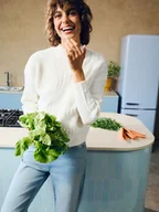 Swetry damskie - Biały sweter ażurowy - miniaturka - grafika 1