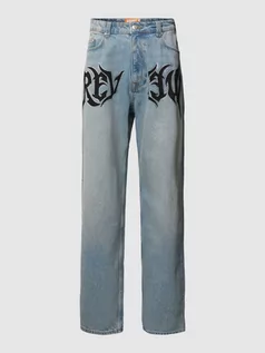 Spodnie męskie - Jeansy o kroju baggy fit z obszyciem ozdobnymi kamieniami - grafika 1