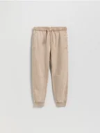 Spodnie i spodenki dla chłopców - Reserved - Bawełniane joggery - beżowy - miniaturka - grafika 1
