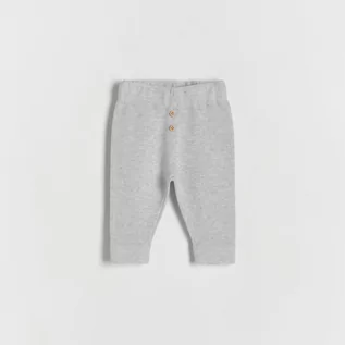 Spodnie i spodenki dla chłopców - Reserved - Bawełniane spodnie - Jasny szary - grafika 1