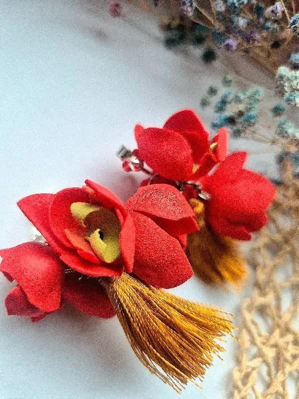 klipsy kwiaty malniowe i złote chwosty rekodzieło rudaklara