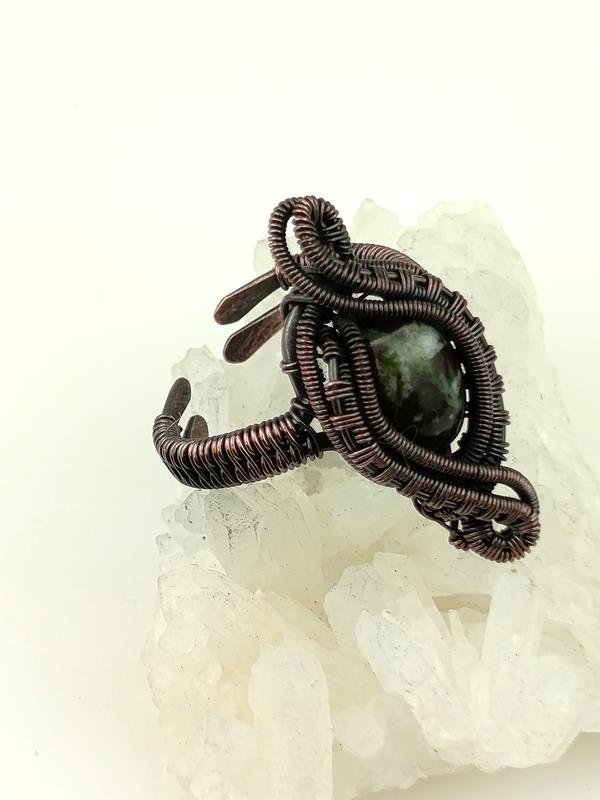 Ryolit lasu deszczowego - pierścionek miedziany 29x12 mm, rozmiar 13 – regulowany, waga 4.9 grama, rękodzieło