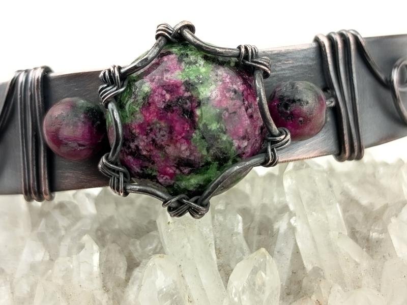 Zoizyt z rubinem - damska bransoletka miedziana, obwód 19 cm - regulowany, waga 20 gram, rękodzieło