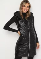 Kamizelki damskie - Czarna Pikowana Długa Kamizelka z Kapturem Ozdobiona Naszywką Mevaya - miniaturka - grafika 1