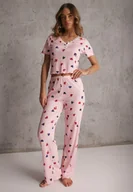 Piżamy damskie - Różowy Elastyczny Komplet Piżamowy w Serduszka Spodnie i Top Isle - miniaturka - grafika 1