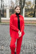 Bluzy damskie - Koszula damska oversize czerwonego koloru - miniaturka - grafika 1