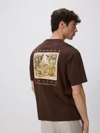 Koszulki męskie - Reserved - T-shirt boxy z naszwyką - ciemnobrązowy - miniaturka - grafika 1
