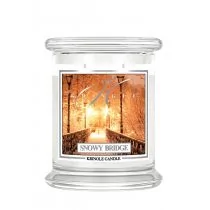 Świece - Kringle Candle Średnia świeca z dwoma knotami Snowy Bridge 411 g - grafika 1