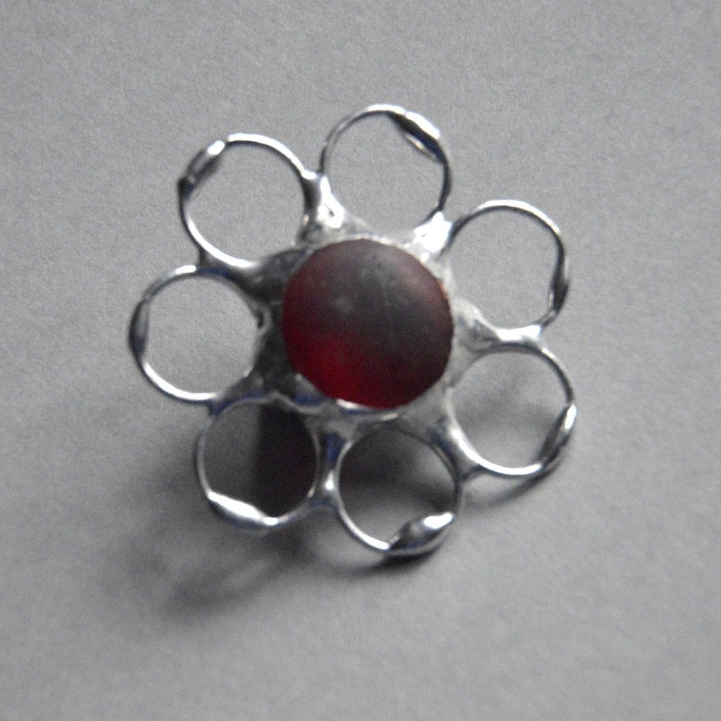Bordowy szroniony kwiatek - okrągła witrażowa broszka