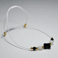 Bransoletki - Biała bransoletka KiANU z onyksu i kamienia księżycowego z koniczynką - miniaturka - grafika 1