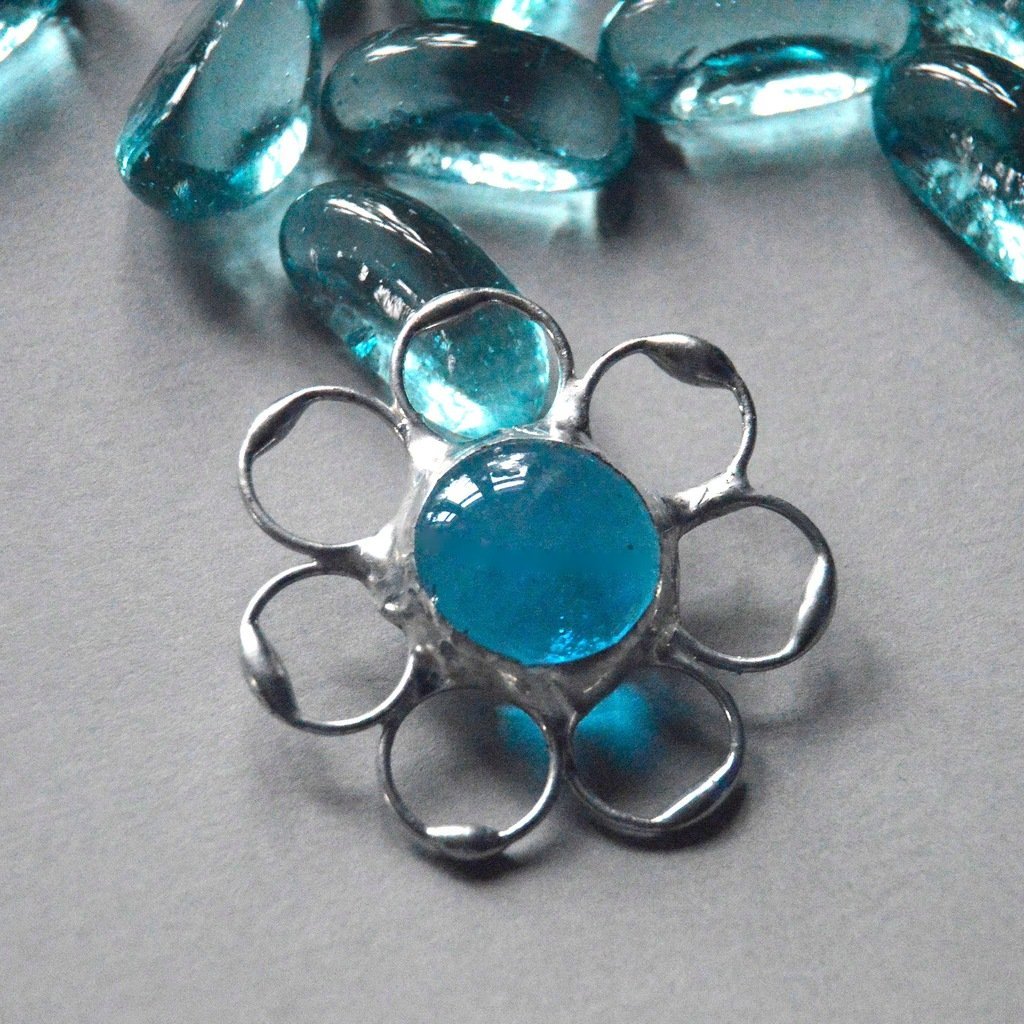 Turkusowy kwiatek - okrągła witrażowa broszka