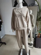 Dresy damskie - Masełkowy dres z kwiatkiem - beżowy One size - miniaturka - grafika 1