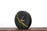 Zegary - Okrągły betonowy zegar stołowy/ścienny z chrobotkiem reniferowym - ciemny - miniaturka - grafika 1