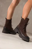 Botki damskie - Czekoladowe botki skórzane damskie nubukowe workery z efektownym językiem na bieżnikowanej czekoladowej podeszwie sznurowane PRODUKT POLSKI Casu 8149 - miniaturka - grafika 1