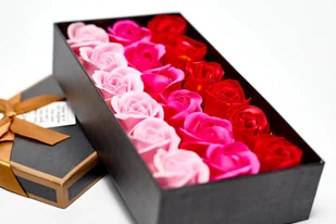 Róża mydlana FLOWER BOX Róże pachnące do kąpieli x18 szt - Sztuczne kwiaty - miniaturka - grafika 1
