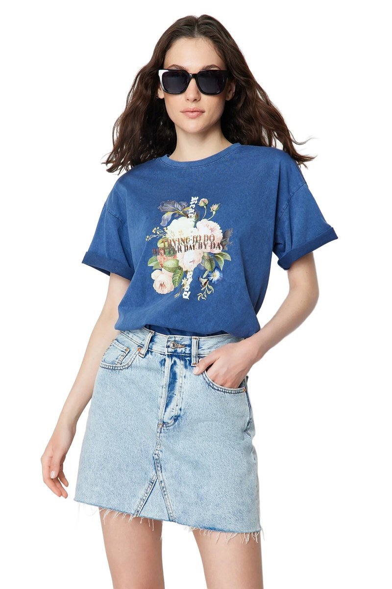 TRENDYOL DAMSKI NIEBIESKI T-SHIRT Z KWIATOWYM NADRUKIEM S 5EA*