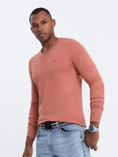 Swetry męskie - Sweter męski z haftem - różowy V18 E191 - grafika 1