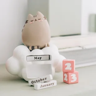 Pusheen - Wieczny kalendarz 3D z kolekcji Purrfect Love - Wyposażenie pokoiku dziecięcego - miniaturka - grafika 5