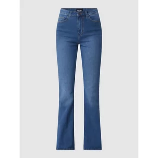 Spodnie damskie - Jeansy o rozkloszowanym kroju z wysokim stanem i dodatkiem streczu model Peggy - Pieces - grafika 1