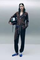 Spodnie damskie - Dzianinowe spodnie joggery o regularnym kroju - miniaturka - grafika 1