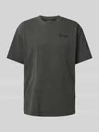 Koszulki męskie - T-shirt o luźnym kroju z nadrukiem z logo - miniaturka - grafika 1