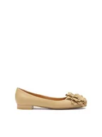 Czółenka - Beżowe płaskie czółenka z kwiatkiem - miniaturka - grafika 1