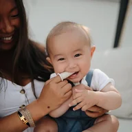 Szczoteczki do zębów - Mushie 2 pierwsze szczoteczki na palec Powder Blue / Pale Daffodil - miniaturka - grafika 1