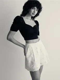 Reserved - Haftowane szorty - biały - Spodenki damskie - miniaturka - grafika 1