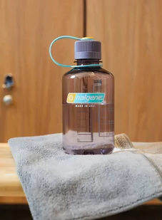 Butelka na wodę Nalgene Narrow Mouth Tritan Sustain 0,5 l - aubergine - Kuchnia turystyczne i akcesoria - miniaturka - grafika 3