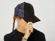 Czapki i chusty sportowe męskie - COMPRESSPORT Czapka lifestyle Trucker Cap BLACK EDITION 2020 czarna - miniaturka - grafika 1