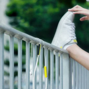 Baseus Let''s go silikonowy fluorescencyjny (świecący w ciemności) uchwyt opaska pasek do słuchawek AirPods 2 / 1 szary (ARAPPOD-BGY) - Akcesoria do smartwatchy - miniaturka - grafika 15