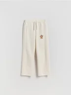 Spodnie i spodenki dla dziewczynek - Reserved - Spodnie dresowe ze świątecznym haftem - złamana biel - miniaturka - grafika 1