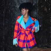 Płaszcze damskie - Krótki kolorowy płaszcz kopertowy w kratę - miniaturka - grafika 1
