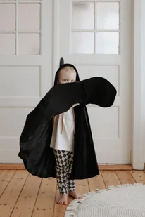 Magiczna peleryna dla dziecka "Czarny Kapturek" - Zabawy w naśladowanie dorosłych - miniaturka - grafika 1