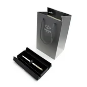 Zestawy piśmiennicze - Zestaw pióro kulkowe Parker IM Metal w szarym pudełku ze wstążką i torebką prezentową - miniaturka - grafika 1